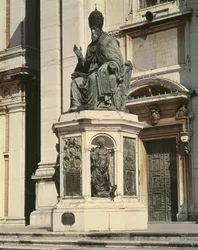 Monument till påven Sixtus V utanför basilikan i Loreto