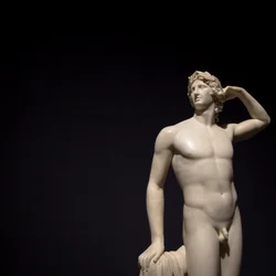 MILAN, ITALIEN - juni 2020: den antika skulpturen Apollo Crowing Himself - 1782 - Ant..., 2019 (foto)