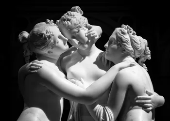 Milano, Italien - juni 2020: Antonio Canovas staty De tre gracerna (Le tre Grazie)...., 2019 (foto)