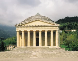 Pronaos, Canova-templet (Tempio Canoviano) eller ärkeprästkyrkan för Heliga Treenigheten, ritad av Antonio Canova (1757-1822), Possagno, Veneto, Italien