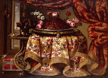 Ett fat med jordgubbar med blommor på en kudde och en Tazza med fikon på ett bord draperat med ett broderat tyg, med fåglar och kista bredvid en gardin och ett fönster