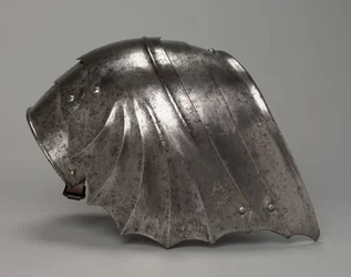 Gotisk solfjäderformad pauldron, ca 1485-1500 (stål)