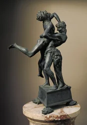 De tolv verken av Hercules: "" Herakles (Herkules) Lyft jätten Ante"" Bronsskulptur av Antonio Benci kallad Le Pollaiolo (Pollaiuolo) (1431-1498) 1475 Dim. 45 cm Museo del Bargello, Florens