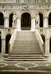 Utsikt över Scala dei Giganti, designad av Antonio Rizzo med statyer av Mars och Neptunus av Jacopo Sansovino (1486-1570)