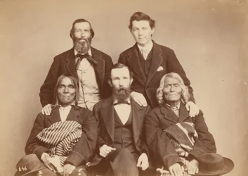 Alexander Gardner, William Henry Jackson och Antonio Zeno Shindler med Pueblo-delegaterna Alejandro Padilla, guvernör i Isleta, och Ambrosio Abeita, före detta guvernör i Isleta,1868 (foto)