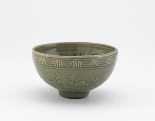 Serveringsskål i stil med Longquan ware, Serveringsskål (hachi), tidigt 1800-tal (stengods med celadonglasyr)
