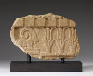 Fragment av en fris med en stenbock och oryxer, 500-400-talet f.Kr. (kalksten)