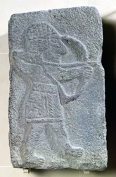 Ortostat föreställande en bågskytt från Kaparas palats, Guzamakungens palats, Tell Halaf, Syrien (basalt)