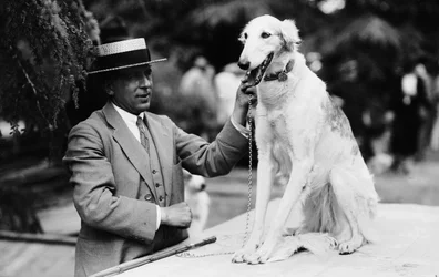 Ägare med sin hund på en hundutställning, Italien, ca 1905 (glasplatta)