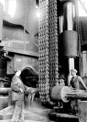 Människor som arbetar på Terni metallverksfabrik i Nera Montorio, Terni, Italien, ca 1935 (acetatfilm)