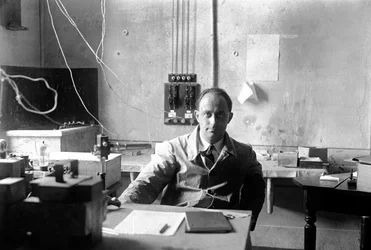 Den italienske fysikern Enrico Fermi (1901-1954, Nobelpriset i fysik 1938) i laboratoriet
