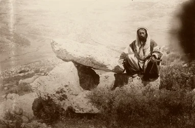 Dolmen och en man, väster om Hesban (Heshban), 1881