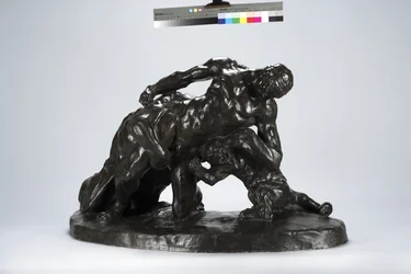 Man inlåst i strid med Lioness Cub (brons)