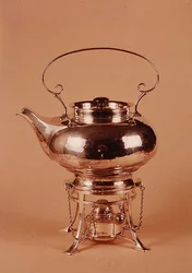 Vattenkokare och spritbrännare, tillverkad av Birmingham Guild of Handicraft, ca 1905-10 (försilvrad koppar)