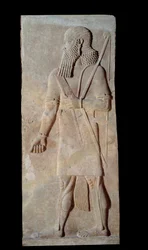 Konst Mesopotamien (Assyrien): Krigare i vapen från hovet i Assyriens kung Sargon II:s palats (721-705 f.Kr.). Paris, Musee Du Louvre