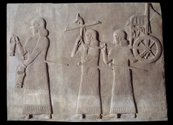 Art Mesopotamia (Assyrien): palatsets gård för kungen av Assyrien Sargon II (721 - 705 f.Kr.) tjänare som bär lokalerna och kungens vagn. Paris, Louvren