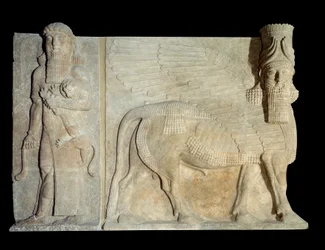 Art Mesopotamia (Assyrien): innergård till palatset till kungen av Assyrien Sargon II (721-705 f.Kr.): androcefal tjurvinge med hjältar som bemästrar ett lejon. Paris, Louvren
