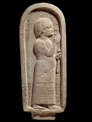 Basalt begravningsstele av Si Gabbors präst av månguden. Arameiskt epitafium. 700-talet f.Kr. Från Syrien. Paris, Louvren