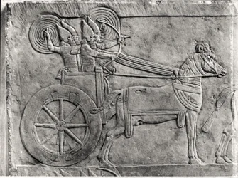Fragment av en relief föreställande den assyriska armén i strid, från Palace of Ashurbanipal i Nineve, c.645 f.Kr. stendetalj av 161334 bw foto