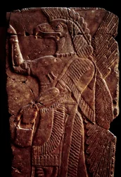 Orientaliska antikviteter: detalj av en albasterrelief som representerar en andeskyddande vinge med en manskropp och örnhuvud, från Palace of Sargon II eller Sharroukin, kung av Assyrien till Dur-Sharrukin (nuvarande Khorsabad (Khunsabad) (Mesopotamien), I