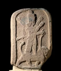 Stele som representerar gudinnan Ishtar av Arbeles som håller ett lejon. Basaltrelief från den nyassyriska perioden (1000-612 f.Kr.) 800-talet f.Kr. Paris, Louvren