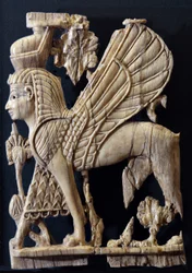 Bevingad griff med mänskligt ansikte, möbeldekor i fenicisk stil, Nimrud, 800-700 f.Kr. (elfenben)
