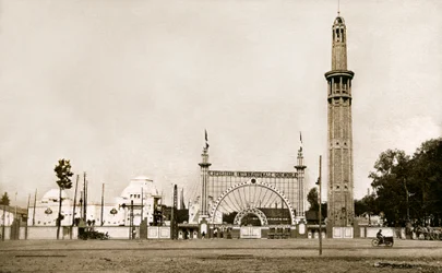 Grenoble (Isère, Dauphiné): Internationella utställningen för vitt kol och turism 1925 - den monumentala ingången och orienteringstornet (Perret-tornet) - byggda av bröderna Auguste (1874-1954) och Gustave (1876-1952) Perret, 95 meter högt och nästan 8