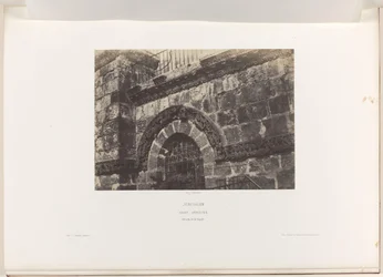Detalj av ett fönster i Heliga gravens kyrka, Jerusalem Jerusalem. Sankt graven. Detaljer om fasaden (titel på objekt)