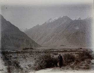 Kala-i-Panjas fort från Kusht-sam-utlöparen. Avlägsen vy över dalen mot forten, med berg bortom dem, 2 september 1915