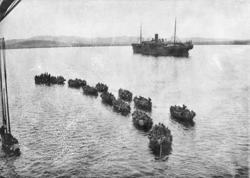 Australiska trupper bogseras i land i tändare för att landa vid Anzac Cove, Gallipoli. I bakgrunden ses transportfartyget, 1915