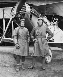 Kapten Syd Addison från Huon, Tasmanien och löjtnant Hudson Fysh från St Leonards, Tasmania, båda från No 1 Squadron (Sqn) Australian Flying Corps, stående framför en Bristol F2B Fighter, 29 december