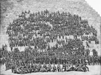 Gruppporträtt av alla ursprungliga officerare och män från 11:e bataljonen, 3:e brigaden, AIF, 10 januari 1915
