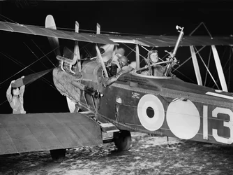 Löjtnant (Lt) Stanley George Brearley, pilot, och Lt Robert Harold Taylor, observatör, av No. 69 Squadron (Australien), Royal Flying Corps (RFC), som startar för en nattbombning från ha.