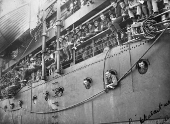 Medlemmar av Australian Flying Corps på däcket på Troopship Kaiser-I-Hind som förde dem tillbaka till Australien, Adelaide, South Australia, 14 juni 1919