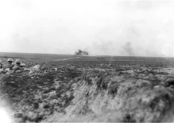 Observatörer (till vänster) tittar på australiskt artilleri som beskjuter tyskarna i Hindenburglinjen den 27 maj 1917
