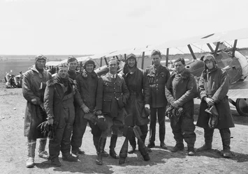 Officerarna från A Flight, No. 4 Squadron, Australian Flying Corps (AFC), i full flygutrustning framför uppställningen av Sopwith Camel-flygplan, 16 juni 1918