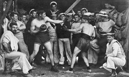 Oidentifierade sjömän tittar på en boxningsmatch mitt ibland dem ombord på HMAS Melbourne, 1915