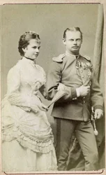 Porträtt av Gisele Louise Marie, ärkehertiginna av Österrike och prinsessan av Baviere (1856-1932) med prins Leopold av Baviere (1846-1930). Fotosamling "" Till förrtidens soldater"".