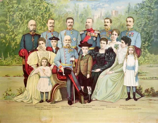 Medlemmar av den österrikiska kejsarfamiljen samlade kring kejsar Frans Josef I (1830-1916), omkring 1900