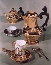 Tekanna, sockerskål, chokladkruka och mugg, från en Meissen frukostservering gjord av Domanek, Wien, 1750 (porslin & guld)