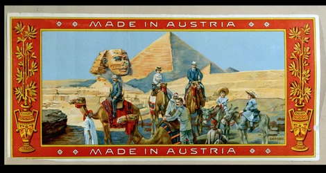 Turister vid pyramiderna i Egypten, etikett från en fez-låda, c.1914