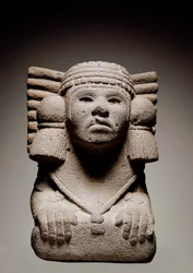 Aztekisk civilisation: Stenstaty som representerar gudomen i det aztekiska vattnet Chalchiuhtlicue (eller Chalchiuhtlic), den är representerad som en kvinna med knän som bär den traditionella skiffern. Runt 500. Från Mexiko. Stenskulptur. Madrid. Museum of