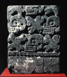 Tzompantli, sen efter klassisk period (1300-1521) (sten)