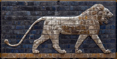 Processionsvägen i Babylon, uppförd under Nebukadnessar II:s regering (605-562 f.Kr.): detalj av Ishtarporten med ett mosaiklejon av tegel. Babylon - Arkeologiska museet i Istanbul