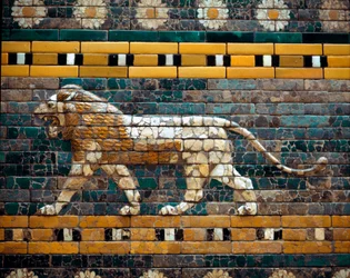Vy över processionsvägen i Babylon i emaljerade plattor: gående lejon, heligt djur för Ishtar, den babyloniska gudinnan för krig och kärlek. Från Babylon (Irak) under kung Nebukadnessar II:s tid, 580 f.Kr. Pergamonmuseet, Berlin.