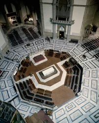 Utsikt över den åttkantiga marmorkören gjord av Baccio Bandinelli (1488-1560) (Bartolommeo Brandini), inuti katedralen i Florens (Duomo Santa Maria del Fiore). 1555, Florens, Italien