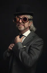 En herre med steampunk-skyddsglasögon