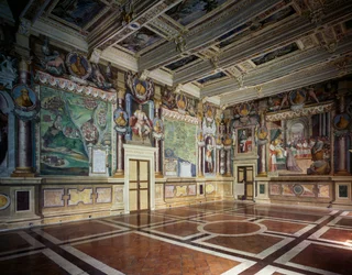 Kunglig eller Hercules hall med fresker av Baldassare Croce som skildrar mytologiska och historiska scener i staden Viterbo, trätak med stadens ägodelar, Rådhuset (tidigare Palazzo dei Priori), Viterbo, Lazio, Italien