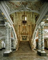 Vy över den stora trappan i Augustusburgs slott, ritad av arkitekten Johann Balthasar Neumann (1687-1753), Brühl, Tyskland