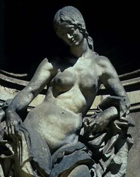 Detalj från en skulptur av en nymf